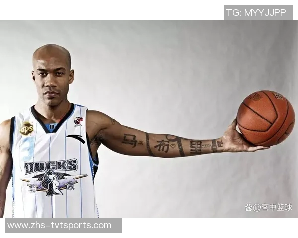 马布里与中国女友甜蜜领证结婚成功转身成为中国女婿